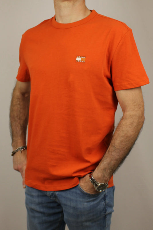 T-shirt reg. badge arancio Tommy Jeans - Seipuntozerostore
