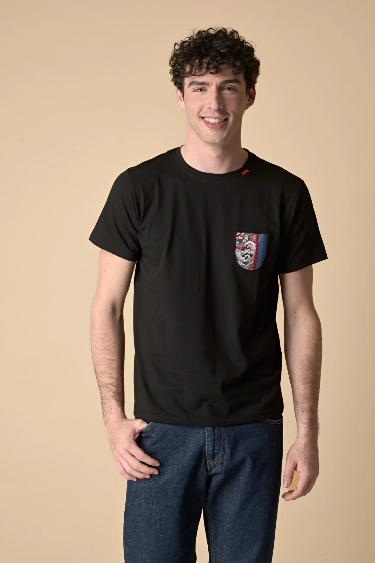 T-Shirt Nera con taschino in tessuto V2 ricamato - Seipuntozerostore