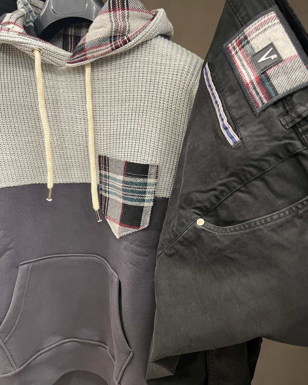 Felpa Cappuccio Grigio con intarsio in maglieria e dettagli in tessuto V2 - Seipuntozerostore