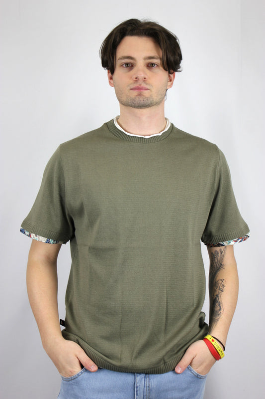 T-Shirt girocollo in maglieria verde con collo taglio vivo e dettagli in tessuto V2 - Seipuntozerostore