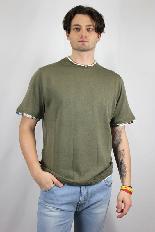 T-Shirt girocollo in maglieria verde con collo taglio vivo e dettagli in tessuto V2 - Seipuntozerostore