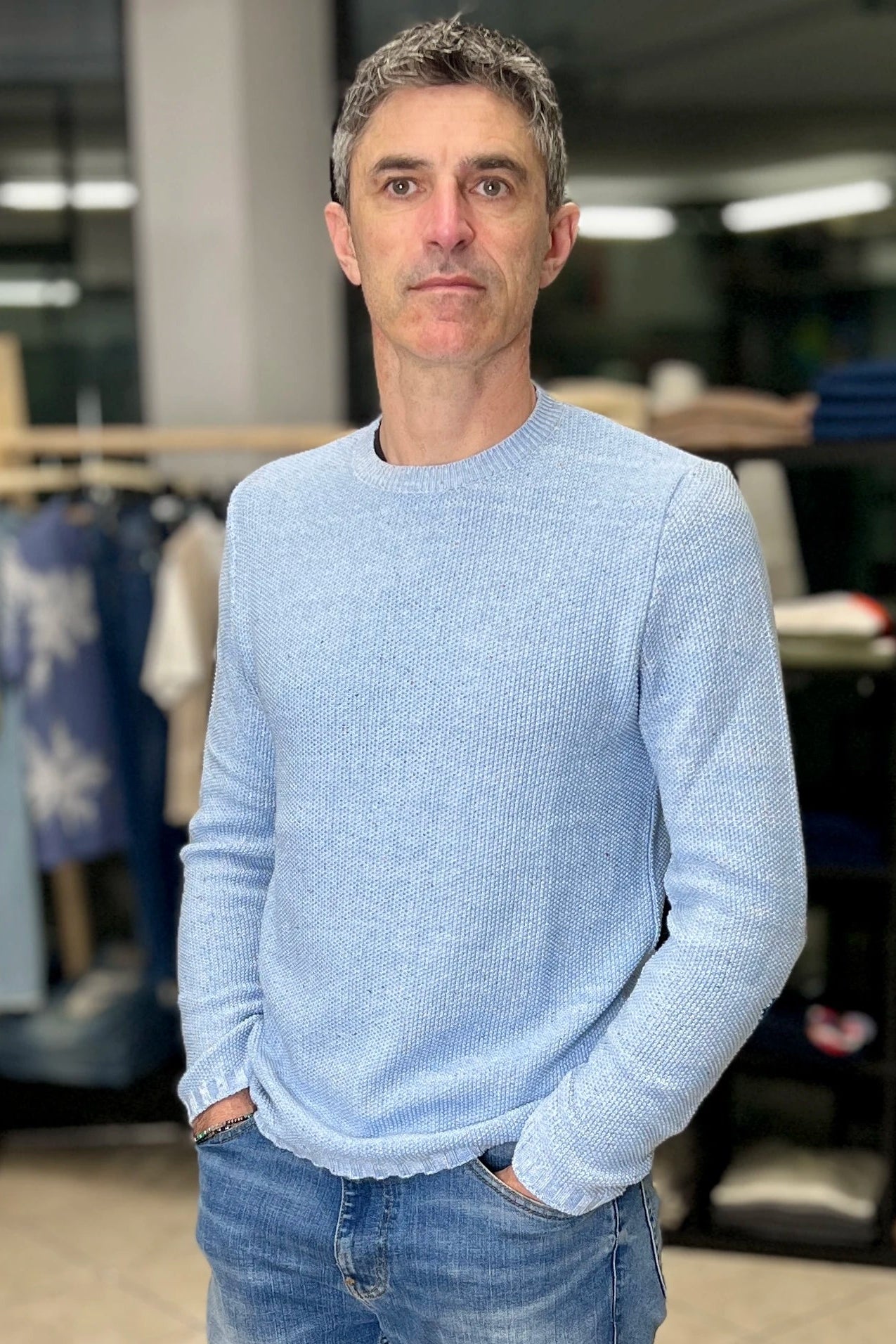 Maglione azzurro con toppe ricamate in tessuto V2 - Seipuntozerostore