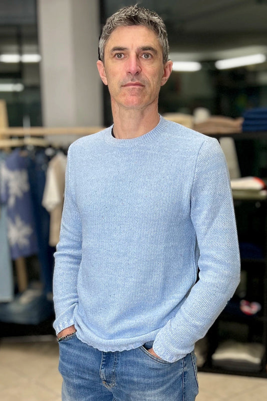 Maglione azzurro con toppe ricamate in tessuto V2 - Seipuntozerostore