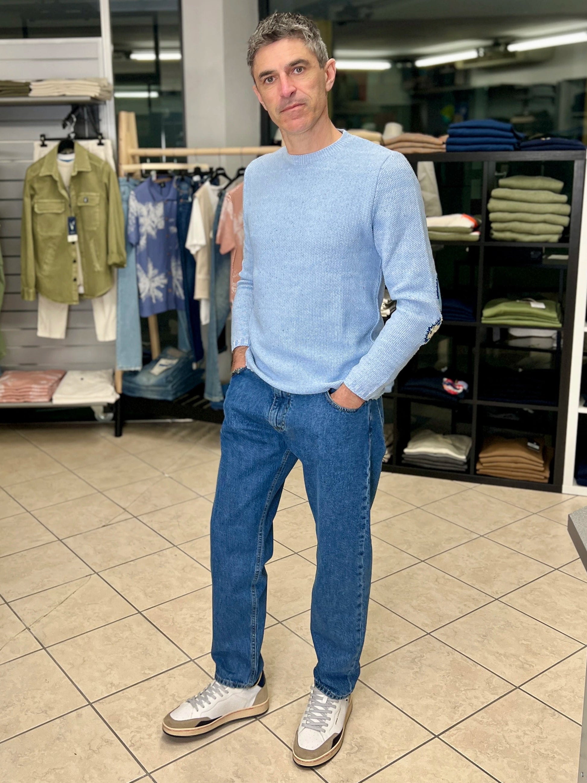 Maglione azzurro con toppe ricamate in tessuto V2 - Seipuntozerostore