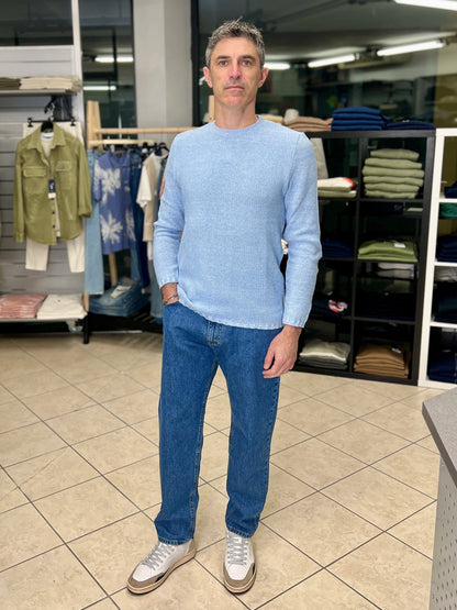 Maglione azzurro con toppe ricamate in tessuto V2 - Seipuntozerostore