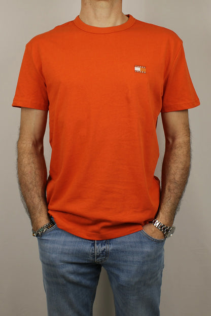 T-shirt reg. badge arancio Tommy Jeans - Seipuntozerostore