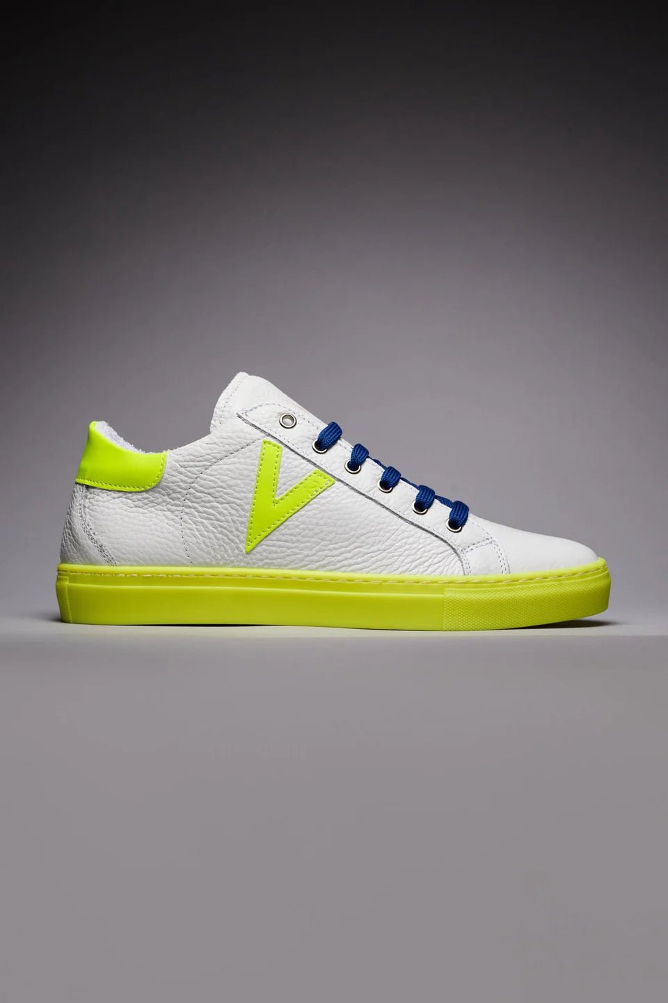 PROMO - 30% NEL CARRELLO Sneakers a suola bassa con retro e suola giallo fluo e lacci blu V2 Brand - Seipuntozerostore