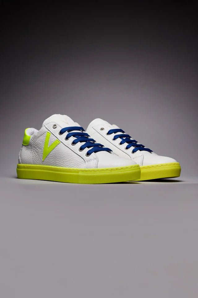 PROMO - 30% NEL CARRELLO Sneakers a suola bassa con retro e suola giallo fluo e lacci blu V2 Brand - Seipuntozerostore