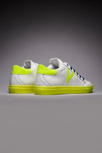 PROMO - 30% NEL CARRELLO Sneakers a suola bassa con retro e suola giallo fluo e lacci blu V2 Brand - Seipuntozerostore