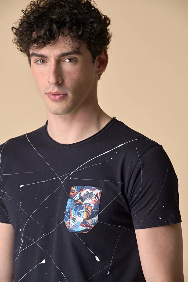 T-Shirt Blu con Taschino in tessuto V2 e schizzi di vernice - Seipuntozerostore