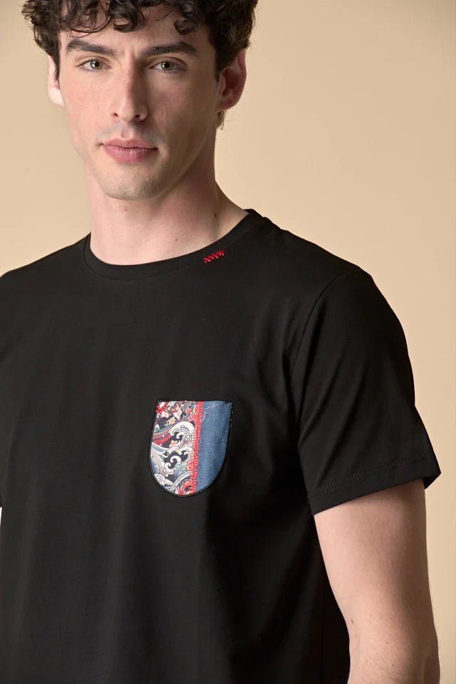 T-Shirt Nera con taschino in tessuto V2 ricamato - Seipuntozerostore