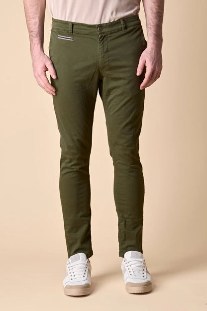 Chino in cotone elasticizzato Verde militare con Salpa in tessuto V2 - Seipuntozerostore