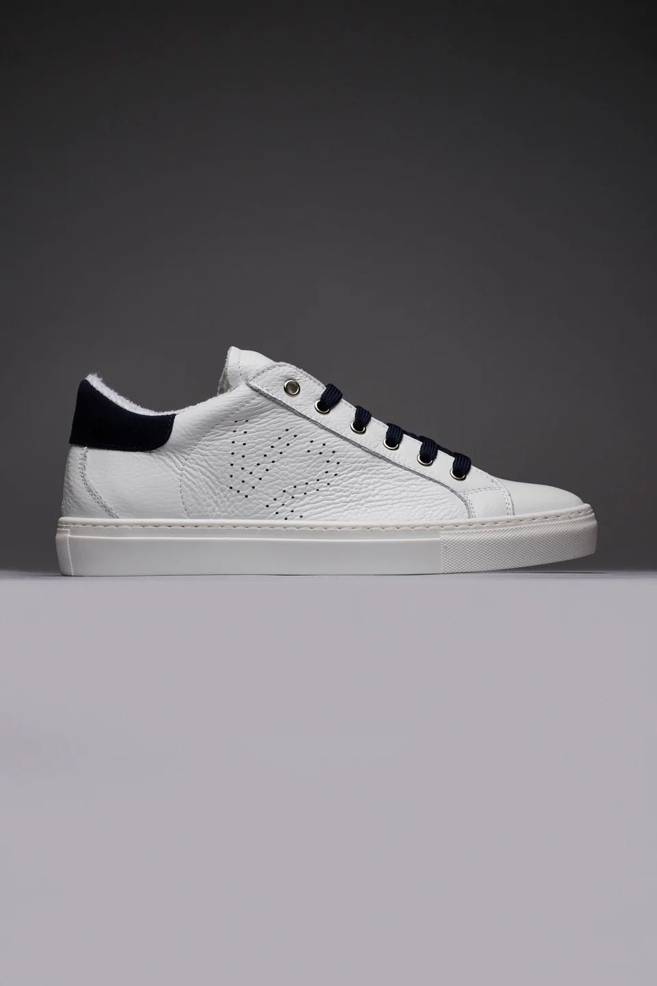 PROMO - 30% NEL CARRELLO Sneakers a suola bassa bianca con retro e lacci blu V2 Brand - Seipuntozerostore